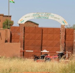 معتقل مغربي يعاني في سجن بالنيجر‬